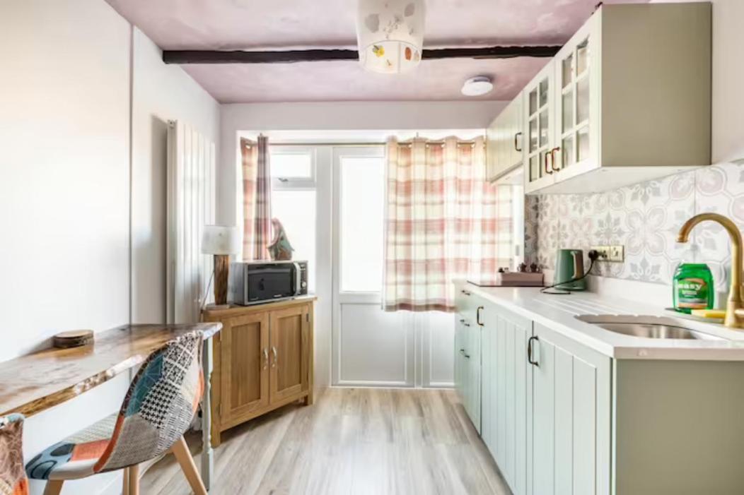 Bedroom With Kitchenette, Private Bathroom And Parking Cardiff Buitenkant foto