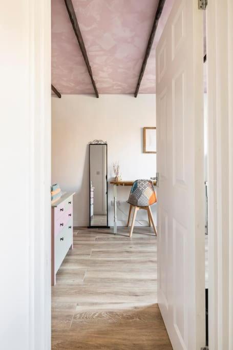 Bedroom With Kitchenette, Private Bathroom And Parking Cardiff Buitenkant foto