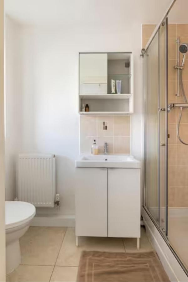 Bedroom With Kitchenette, Private Bathroom And Parking Cardiff Buitenkant foto
