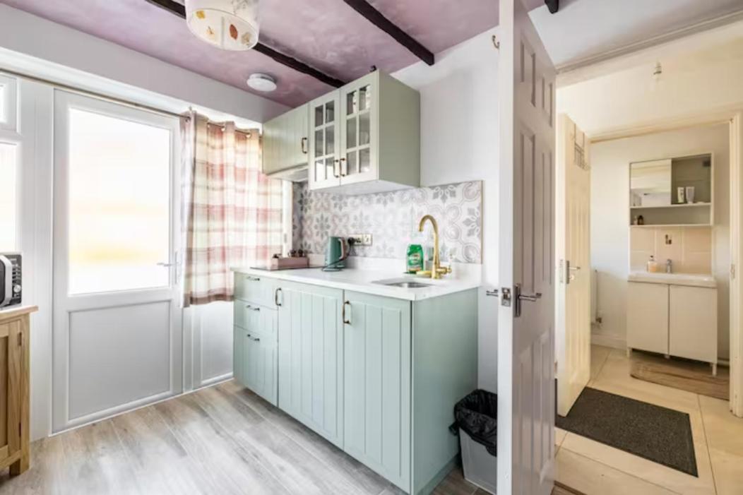 Bedroom With Kitchenette, Private Bathroom And Parking Cardiff Buitenkant foto