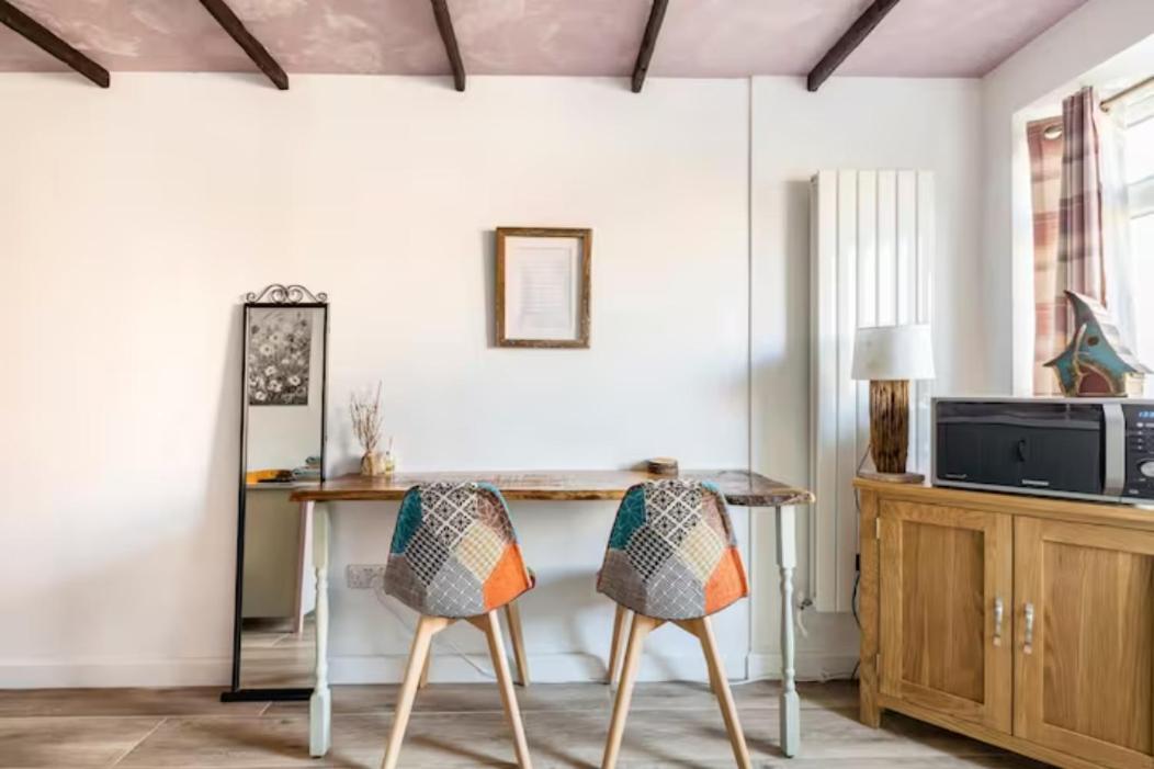 Bedroom With Kitchenette, Private Bathroom And Parking Cardiff Buitenkant foto
