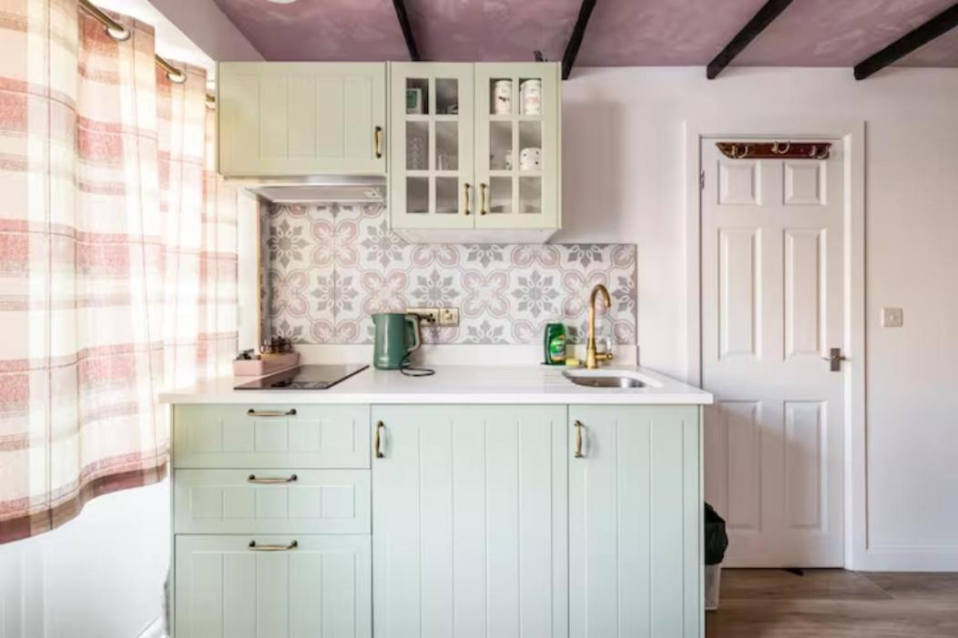 Bedroom With Kitchenette, Private Bathroom And Parking Cardiff Buitenkant foto
