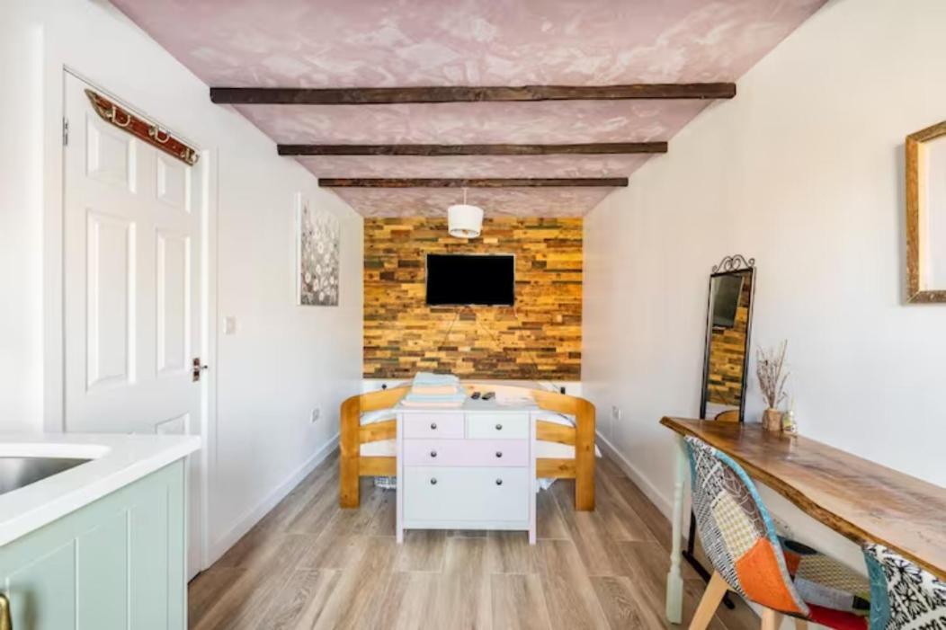 Bedroom With Kitchenette, Private Bathroom And Parking Cardiff Buitenkant foto